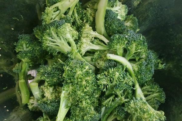 3分钟减肥瘦身菜蒜蓉西兰花的做法图解1