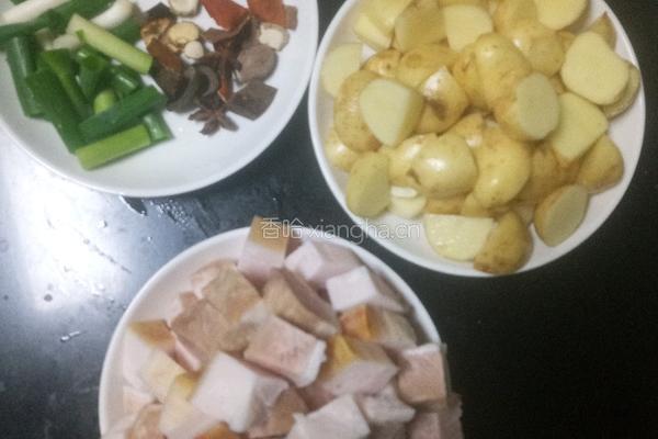 土豆红烧肉的做法图解1