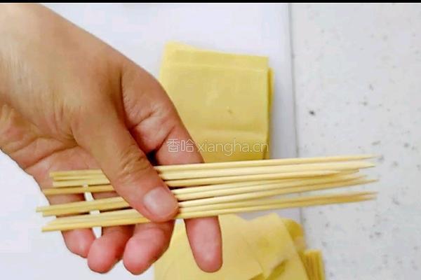 超级鲜美的鸡汤豆腐串 最后连烧烤和鸡汤都有了的做法图解3