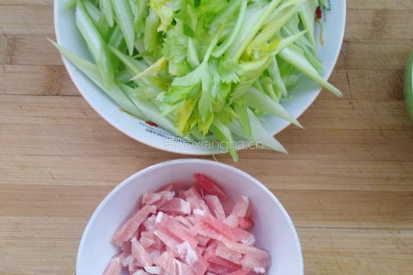 西芹炒肉的做法图解1