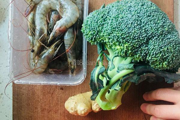 西蘭花炒蝦仁的做法图解1