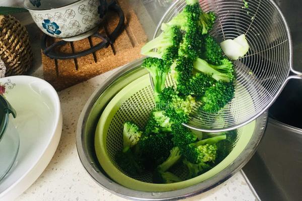 西蘭花炒蝦仁的做法图解6