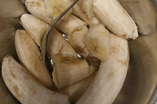 香蕉蛋糕的做法图解1