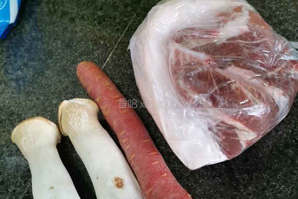 胡萝卜杏鲍菇炒肉的做法图解1