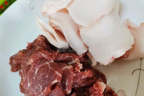 胡萝卜杏鲍菇炒肉的做法图解2