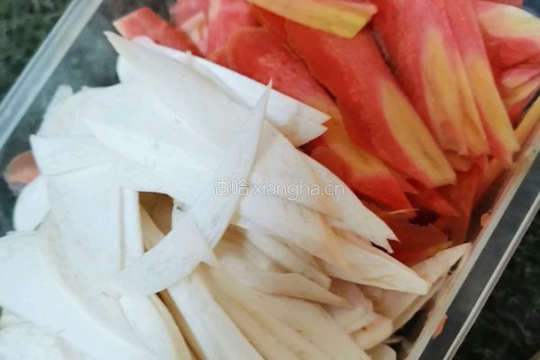 胡萝卜杏鲍菇炒肉的做法图解3