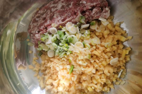 猪肉土豆包子的做法图解8