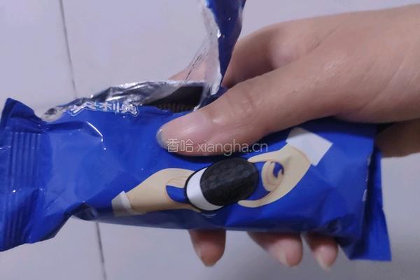 草莓奥利奥酸奶的做法图解2
