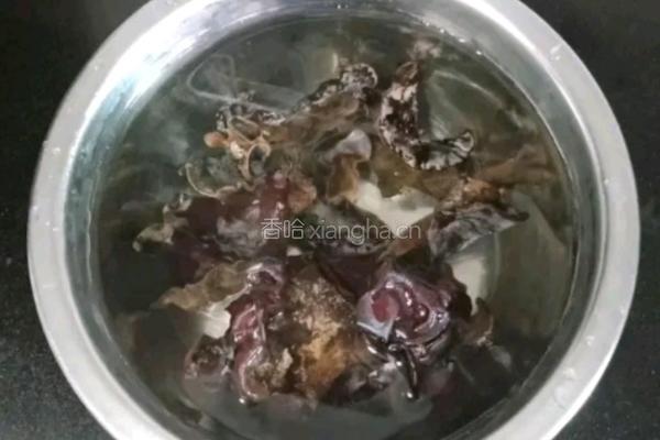 木耳胡萝卜蛋炒饭便当的做法图解1