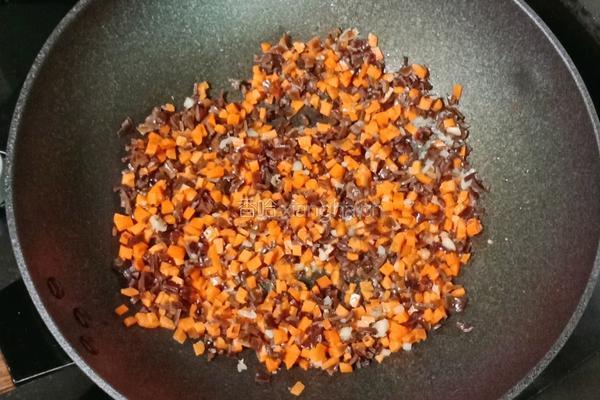 木耳胡萝卜蛋炒饭便当的做法图解9