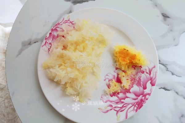 银耳炒菜花的做法图解3