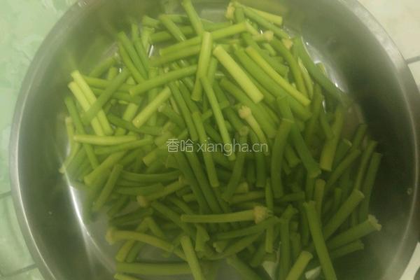 蒜薹炒肉片的做法图解1