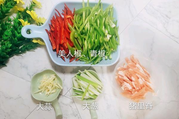 青椒肉丝玉子烧便当的做法图解1