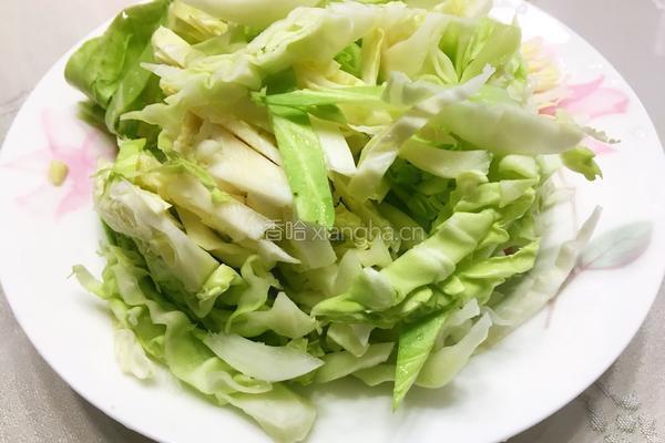 包心菜炒肉的做法图解3