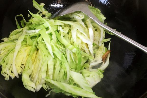 包心菜炒肉的做法图解8