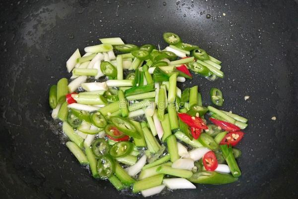蒜苗炒豆腐便当的做法图解4