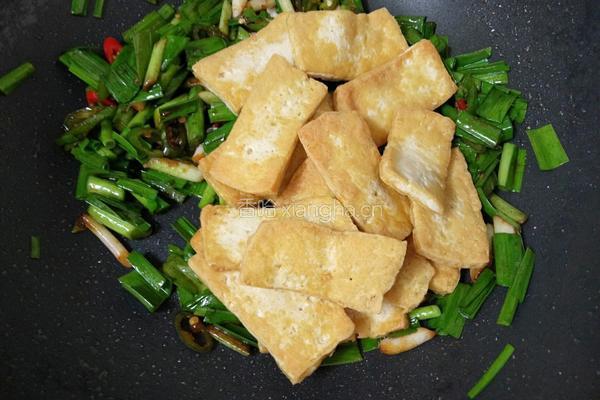 蒜苗炒豆腐便当的做法图解7