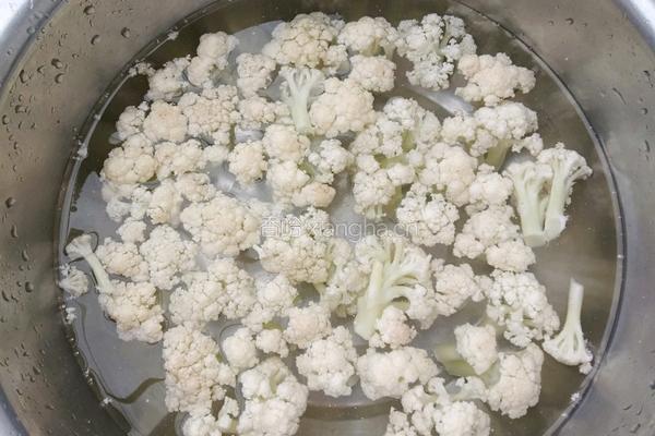 菜花炒肉便当的做法图解1