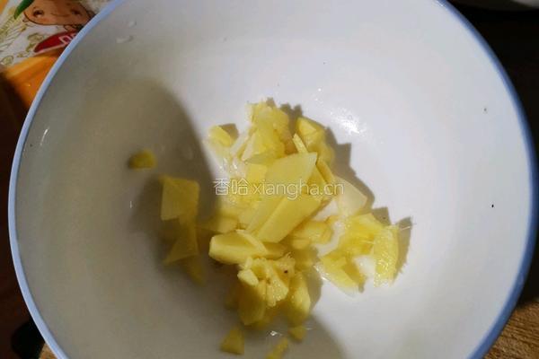 手撕包菜炒腊肉的做法图解2