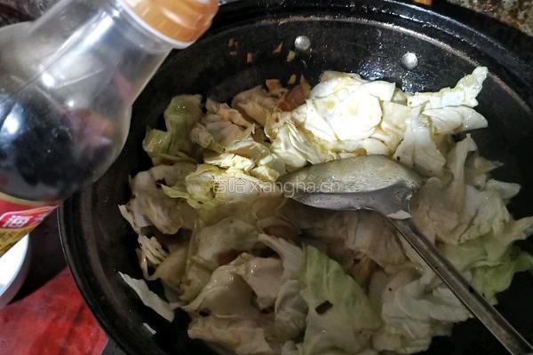 手撕包菜炒腊肉的做法图解8