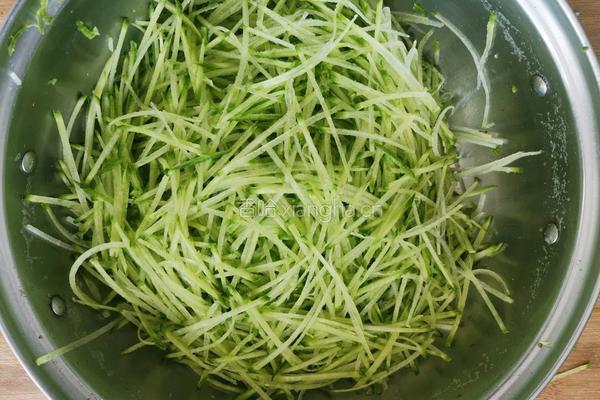 青萝卜丝拌白糖的做法图解2