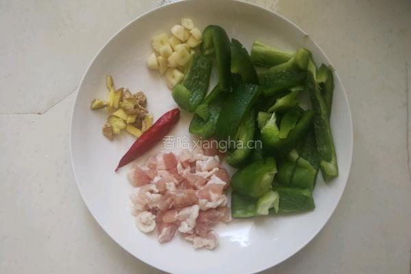莴苣青椒炒肉丝的做法图解2