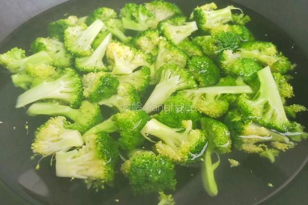 西兰花木耳炒火腿的做法图解3
