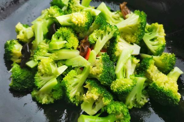 西兰花木耳炒火腿的做法图解8
