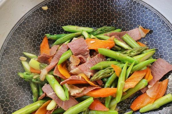 腊肉炒芦笋的做法图解6