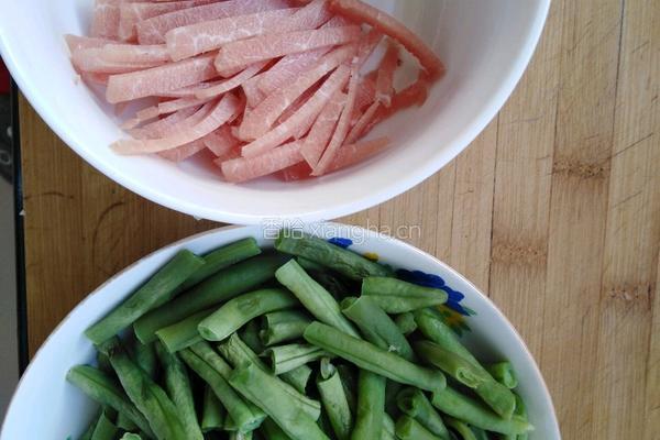 速成肉丝干煸豆角的做法图解1