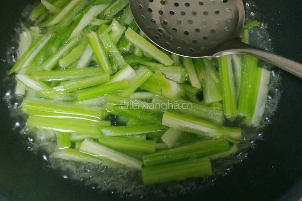 地道的东北特色快手菜芹菜炒粉的做法图解5