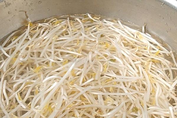 清炒豆芽便当的做法图解1
