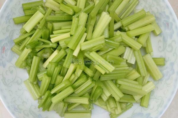 芹菜炒肉便当的做法图解1