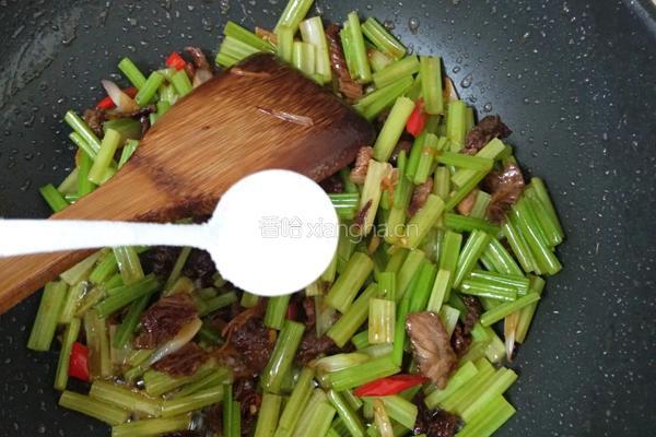 芹菜炒肉便当的做法图解6