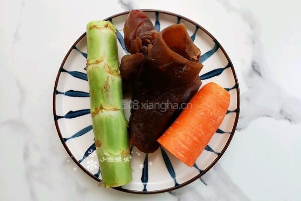 莴笋炒木耳的做法图解1