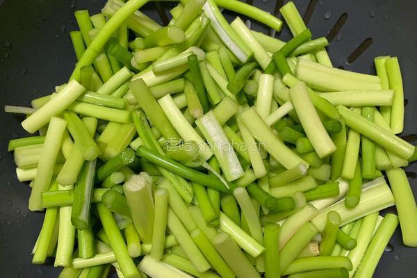 蒜薹炒肉的做法图解1