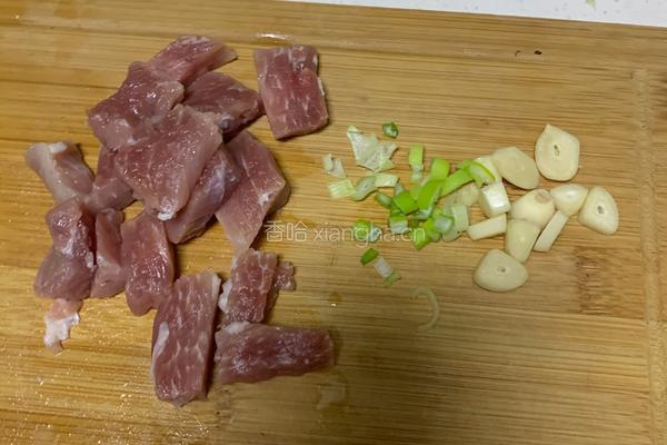 蒜薹炒肉的做法图解2