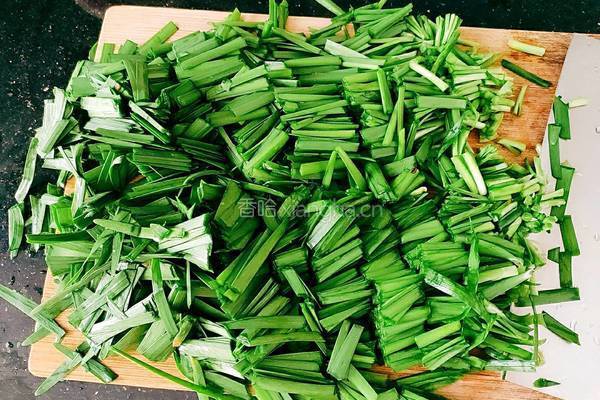 韭菜炒南美白对虾的做法图解6
