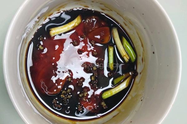 叉烧肉与鸡蛋炒青椒便当的做法图解2