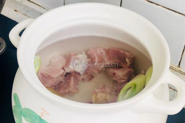 养生排骨玉米汤的做法图解1