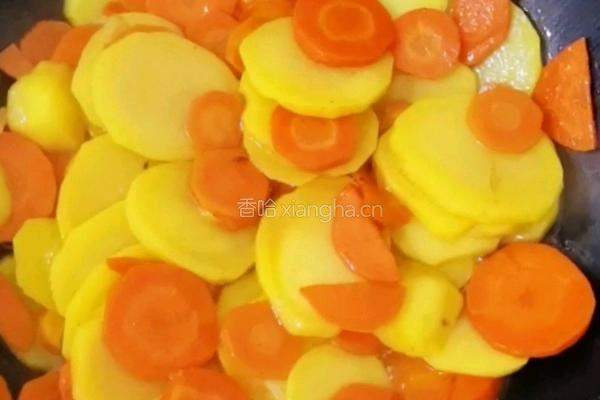 胡萝卜炖土豆片的做法图解4