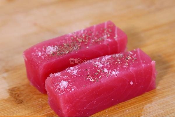 每日食谱《煎金枪鱼配坚果碎》的做法图解2