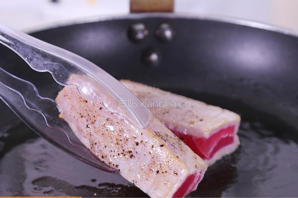 每日食谱《煎金枪鱼配坚果碎》的做法图解3