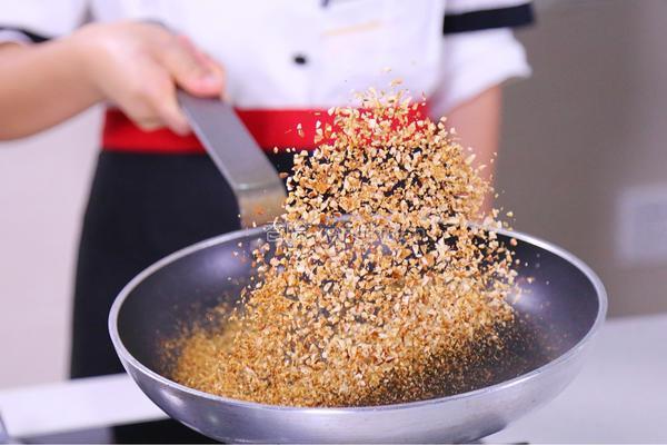 每日食谱《煎金枪鱼配坚果碎》的做法图解5