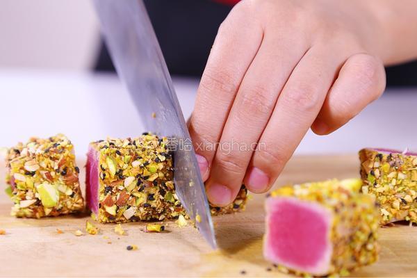 每日食谱《煎金枪鱼配坚果碎》的做法图解7