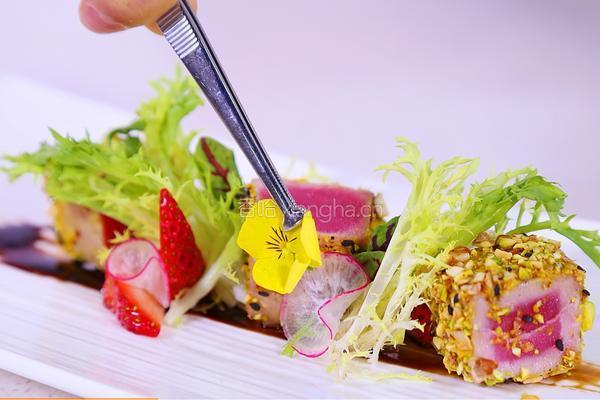 每日食谱《煎金枪鱼配坚果碎》的做法图解8