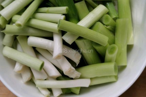 蒜苗炒肉的做法图解2