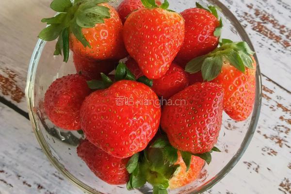 炼奶草莓冰淇淋的做法图解1