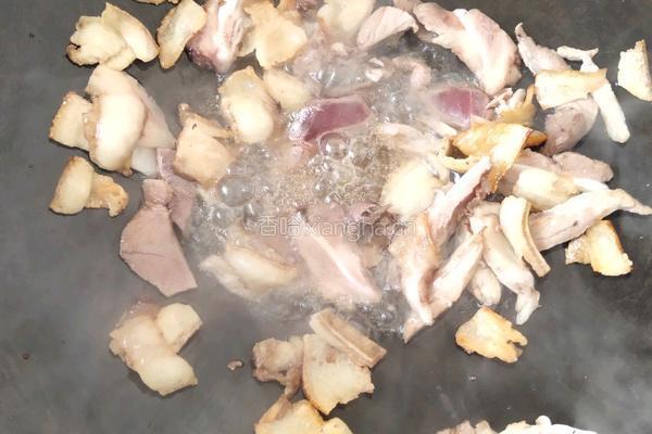 酸菜猪肉炖粉条的做法图解2