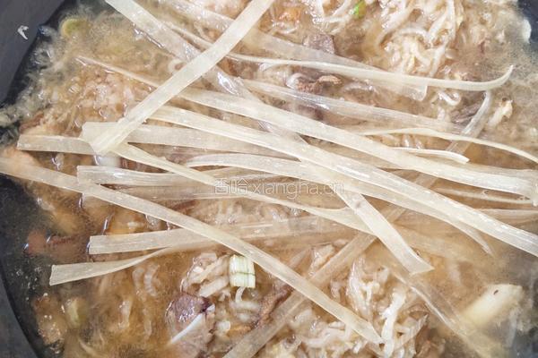 酸菜猪肉炖粉条的做法图解8